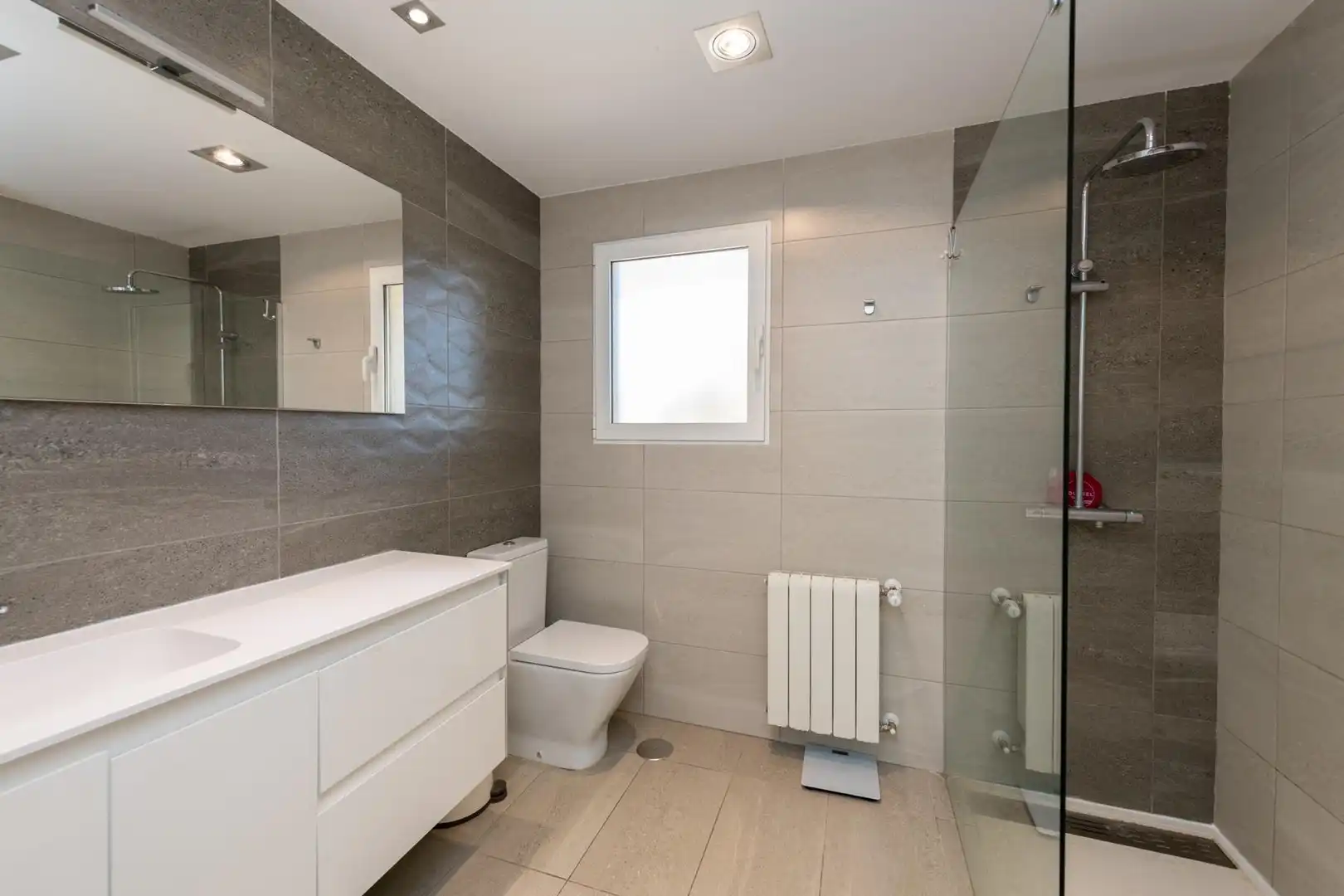 Baño de Casa o chalet en venta en Alicante / Alacant con Aire acondicionado, Calefacción y Jardín privado