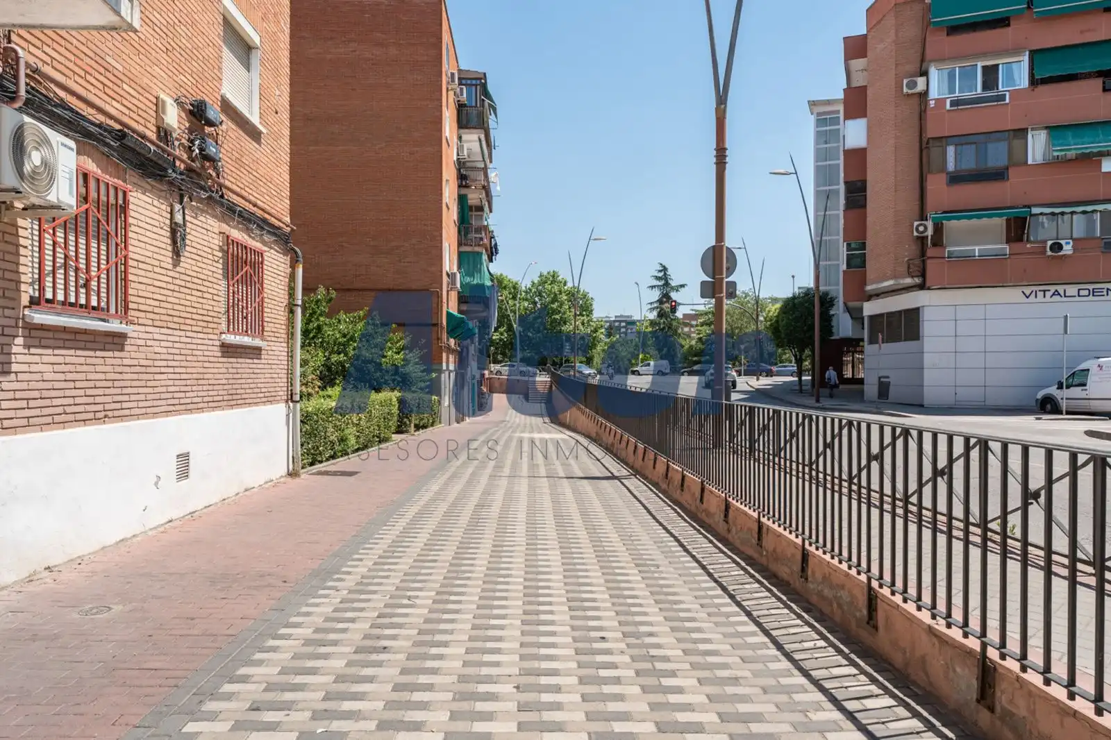 Vista exterior de Local en venda en Fuenlabrada amb Aire condicionat, Moblat i Internet