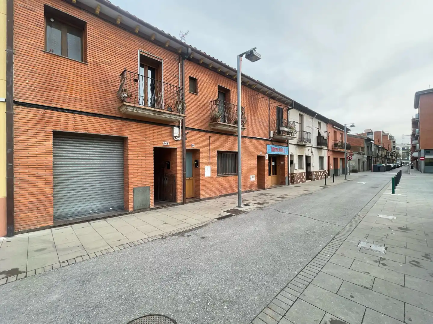 Vista exterior de Casa adosada en venda en La Llagosta