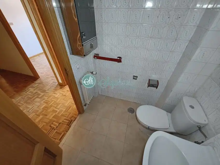 Baño de Piso en venta en Segovia con Calefacción, Parquet y Trastero