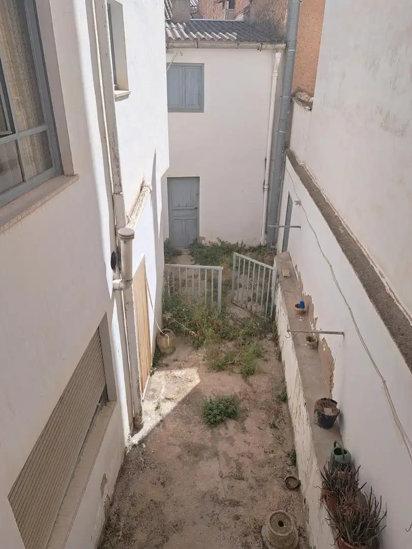 Außenansicht von Einfamilien-Reihenhaus zum Verkauf in Requena mit Terrasse, Abstellraum und Balkon