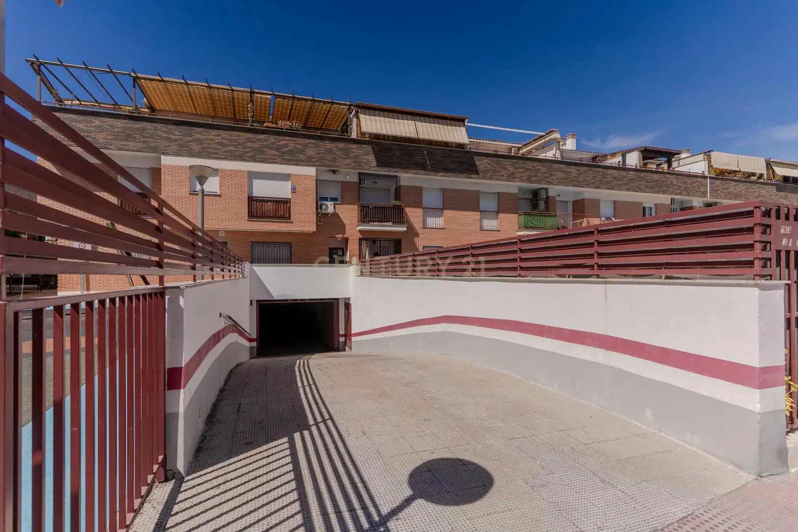 Vista exterior de Apartament en venda en Churriana de la Vega amb Jardí privat i Piscina comunitària