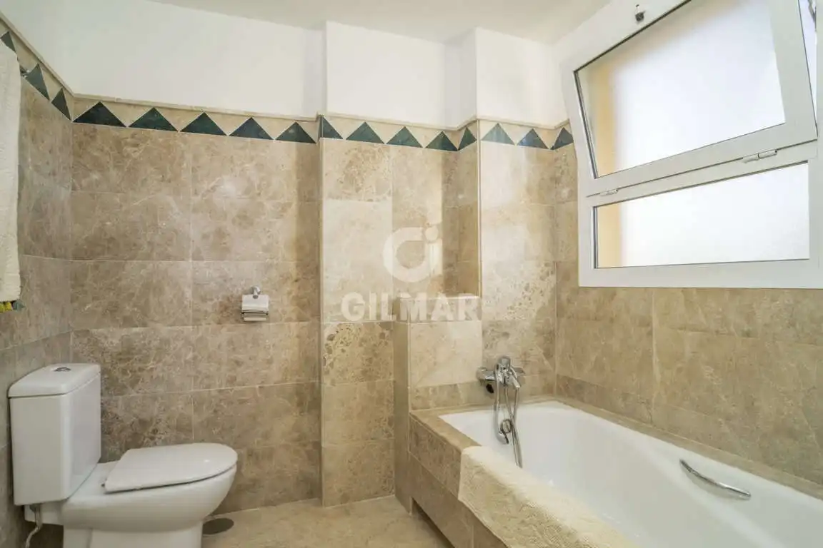 Badezimmer von Maisonette zum Verkauf in Sotogrande mit Heizung, Abstellraum und Schwimmbad