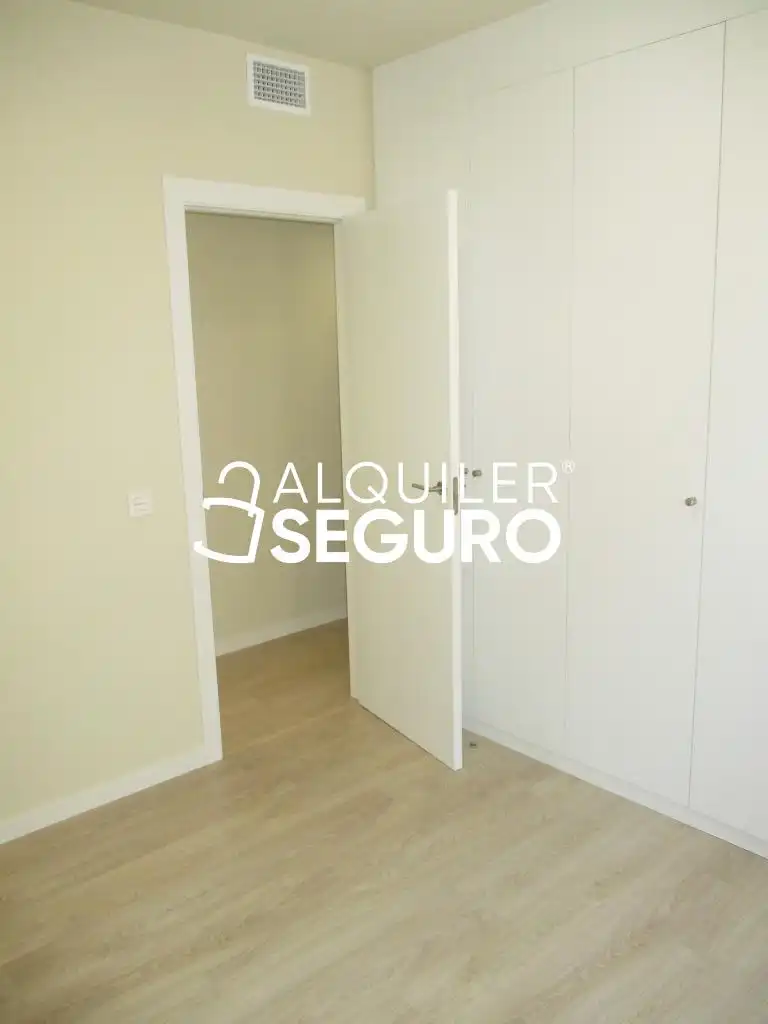 Dormitori de Pis de lloguer en Alcalá de Henares amb Aire condicionat, Calefacció i Terrassa