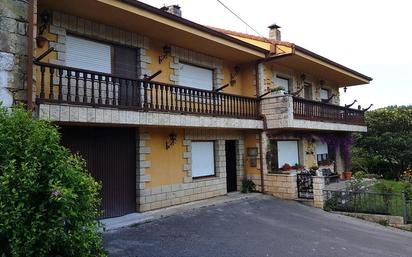 Vista exterior de Casa o xalet en venda en Puente Viesgo amb Calefacció, Jardí privat i Terrassa