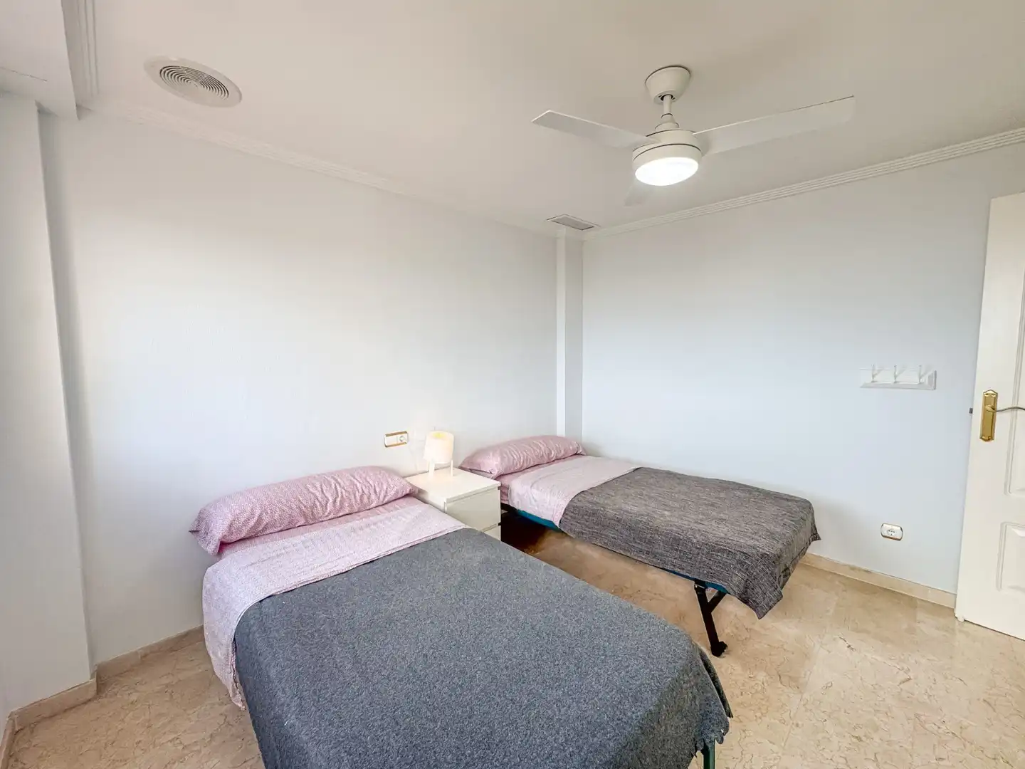 Habitación de Dúplex de alquiler en Santa Pola con Terraza, Trastero y Piscina