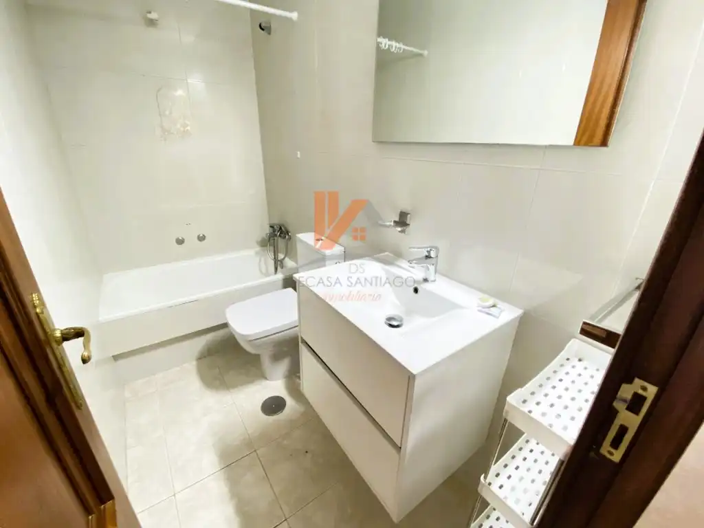 Bathroom of Flat for rent in Santiago de Compostela   with Furnished