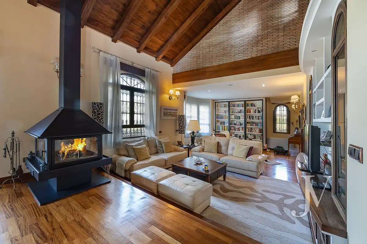 Sala de estar de Casa o chalet en venta en El Casar con Aire acondicionado, Calefacción y Jardín privado