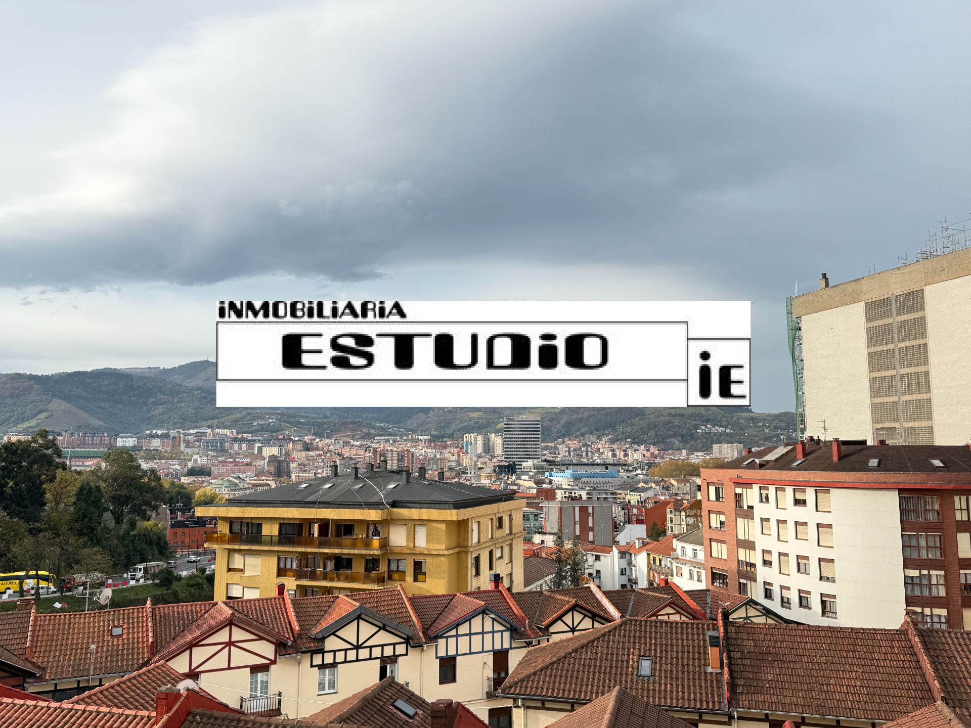 Vista exterior de Piso en venta en Bilbao  con Terraza, Amueblado y Horno