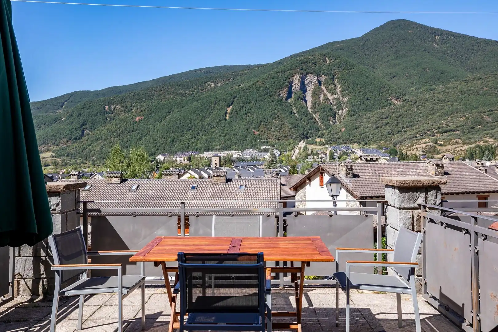 Terrassa de Casa adosada en venda en Villanúa amb Calefacció, Jardí privat i Parquet