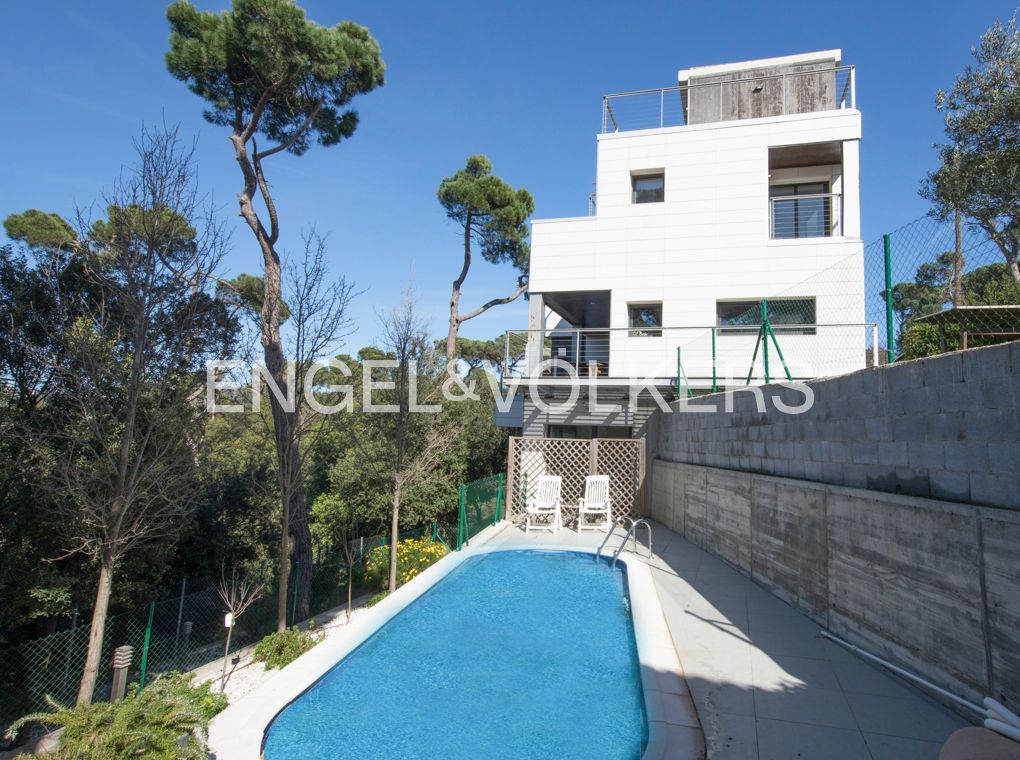 Swimming pool of House or chalet to rent in  Barcelona Capital  with Air Conditioner, Heating and Private garden