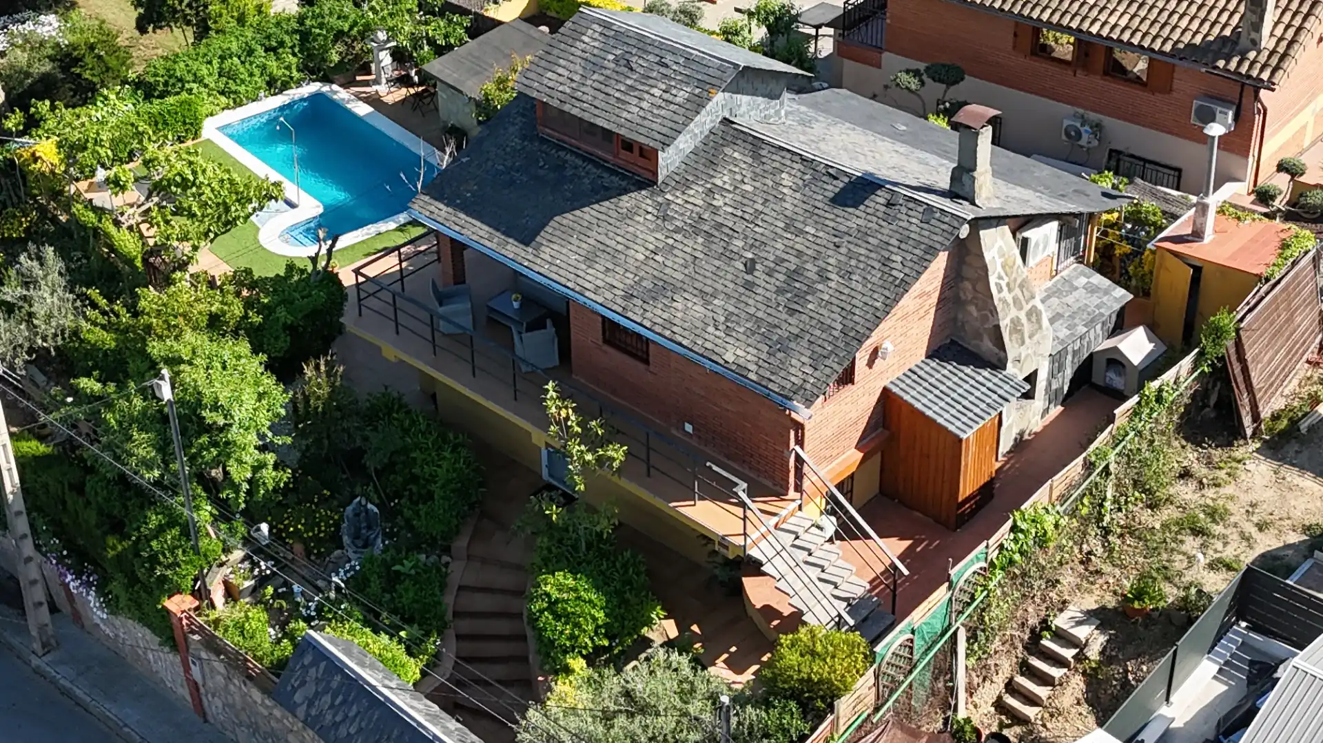 Vista exterior de Casa o xalet en venda en Rubí amb Aire condicionat, Calefacció i Jardí privat