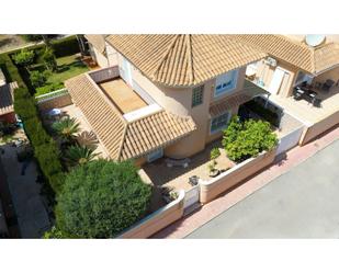 Vista exterior de Casa o xalet en venda en Orihuela amb Aire condicionat, Jardí privat i Piscina