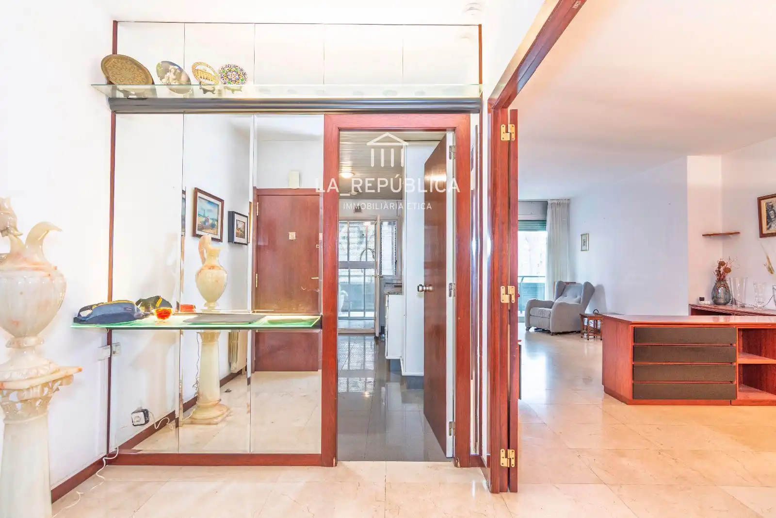 Piso en venta en Barcelona con Calefacción, Terraza y Horno