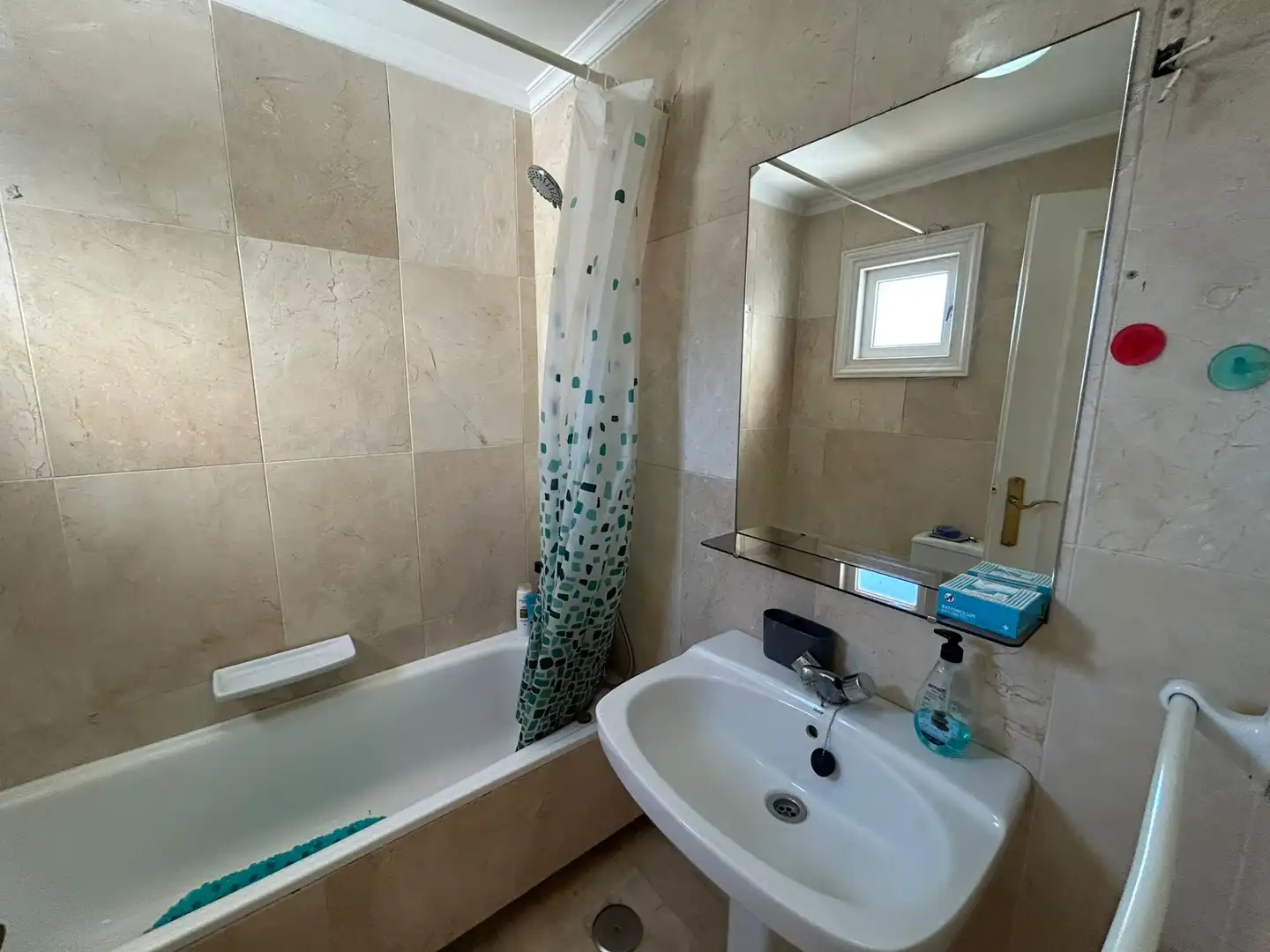 Baño de Estudio de alquiler en Estepona con Aire acondicionado, Terraza y Amueblado
