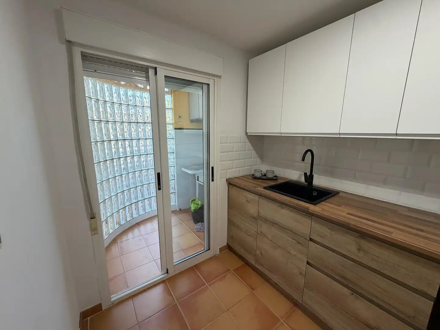 Küche von Einfamilien-Reihenhaus zum Verkauf in Dénia mit Klimaanlage, Privatgarten und Terrasse