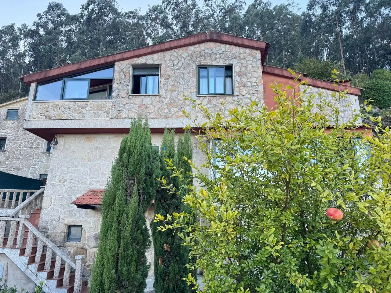 Vista exterior de Casa o xalet en venda en Redondela amb Calefacció, Jardí privat i Terrassa