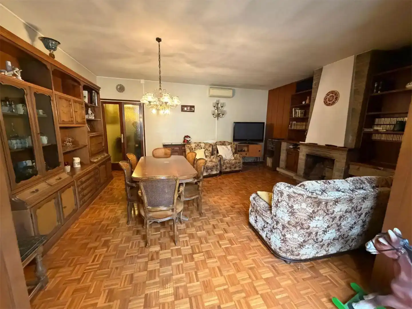 Sala d'estar de Casa adosada en venda en  Barcelona Capital amb Aire condicionat