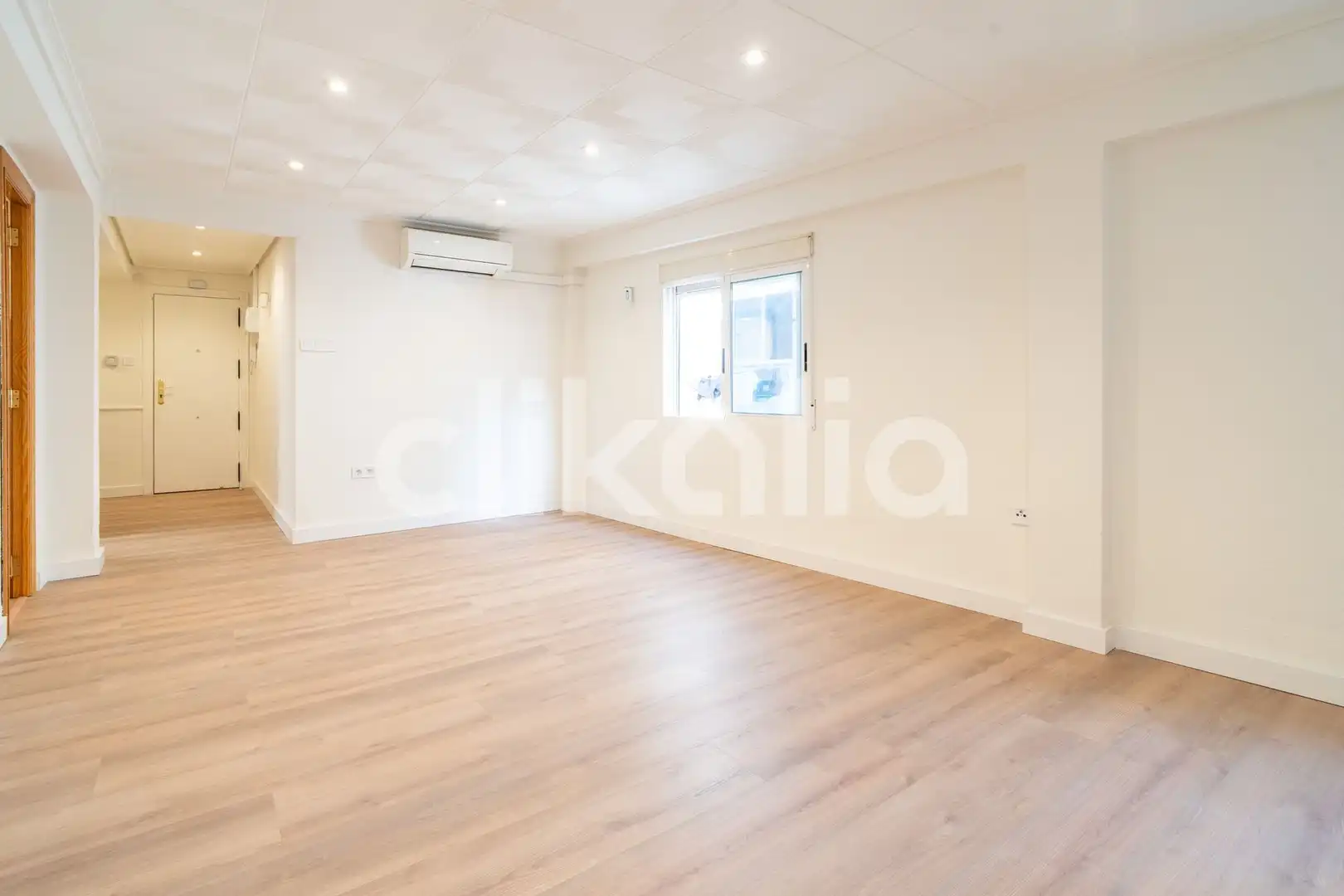 Flat for rent in Torrent  with Air Conditioner and Terrace