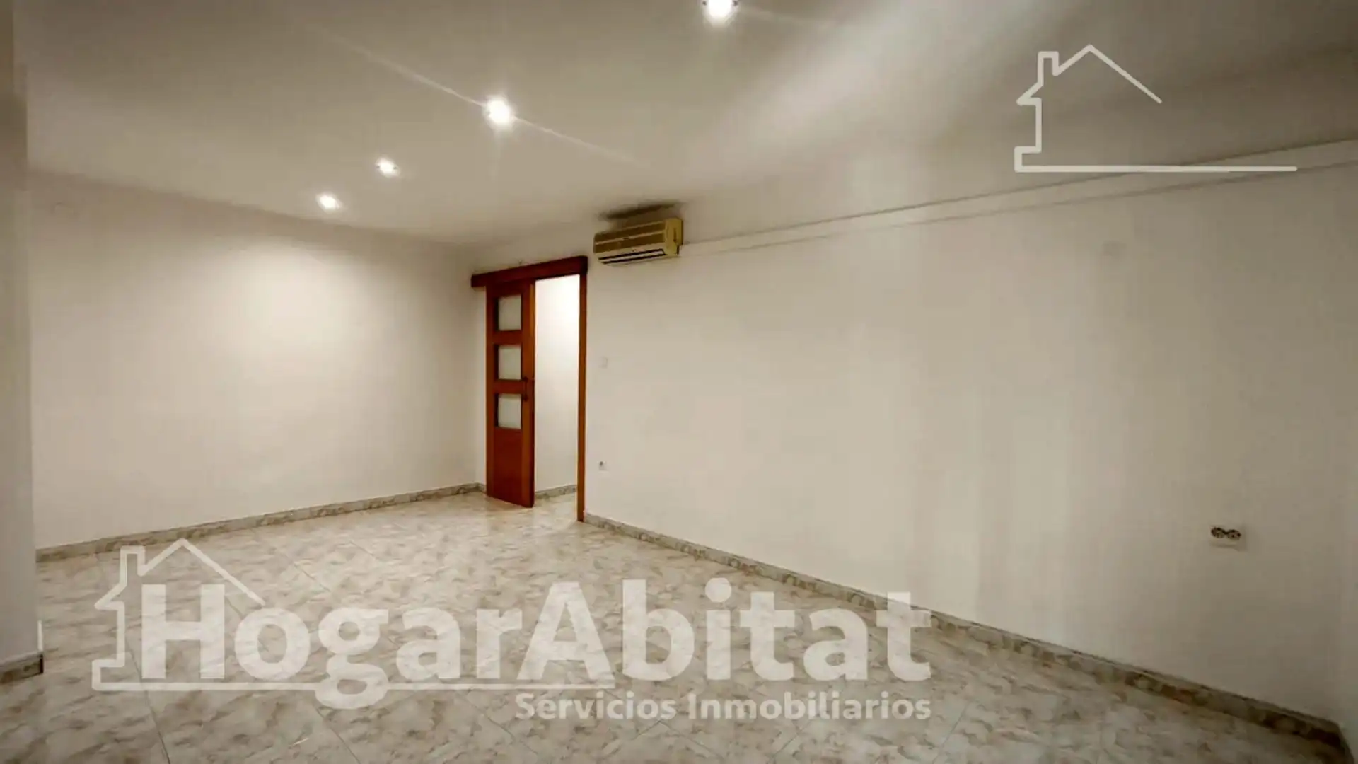 Flat for sale in Valencia  with Air Conditioner, Heating and Balcony