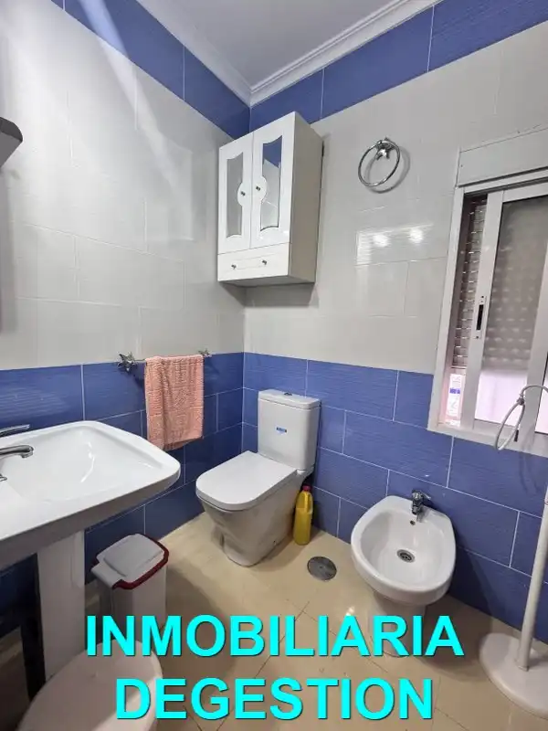 Bany de Casa o xalet en venda en Linares amb Aire condicionat, Jardí privat i Terrassa