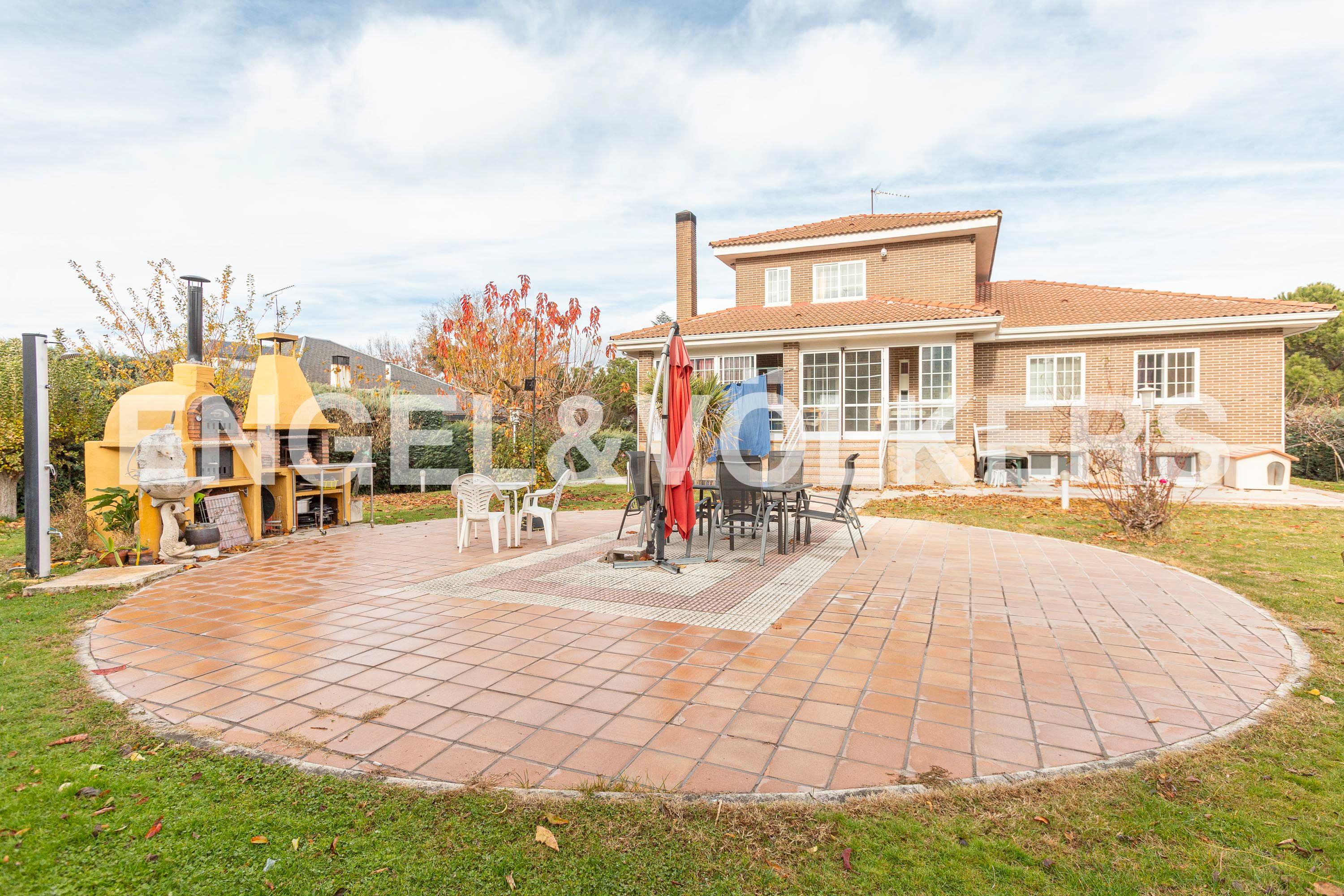 Vista exterior de Casa o xalet en venda en Villaviciosa de Odón amb Aire condicionat, Calefacció i Jardí privat