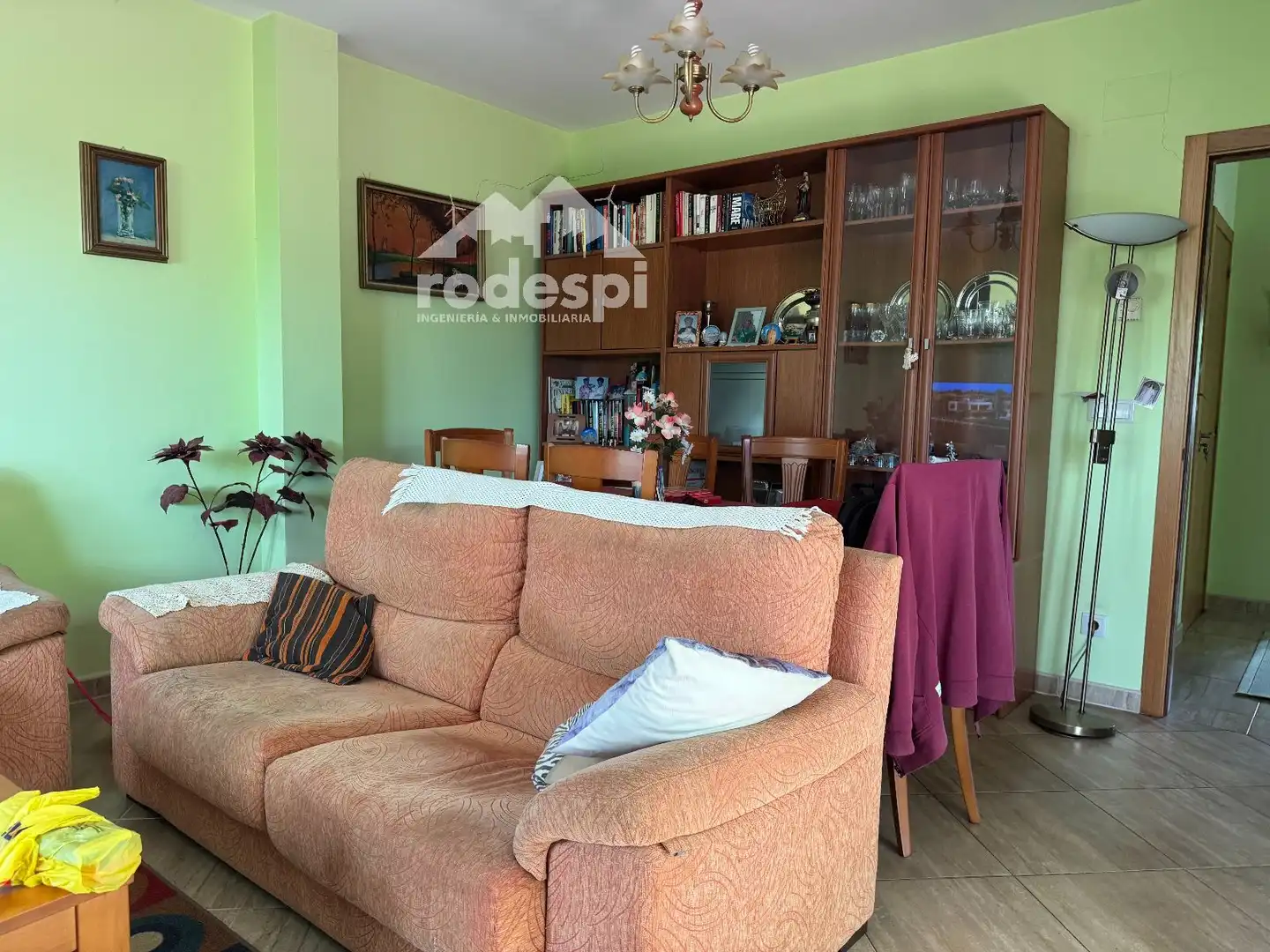 Sala d'estar de Casa o xalet en venda en Covelo amb Calefacció, Traster i Moblat
