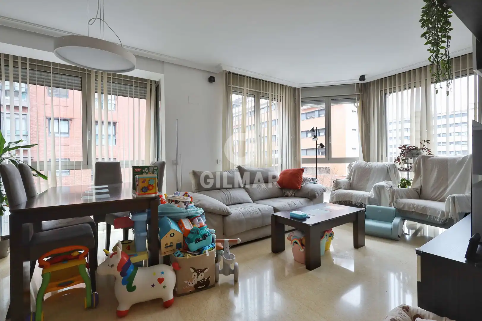 Sala de estar de Piso en venta en  Madrid Capital con Calefacción, Jardín privado y Trastero