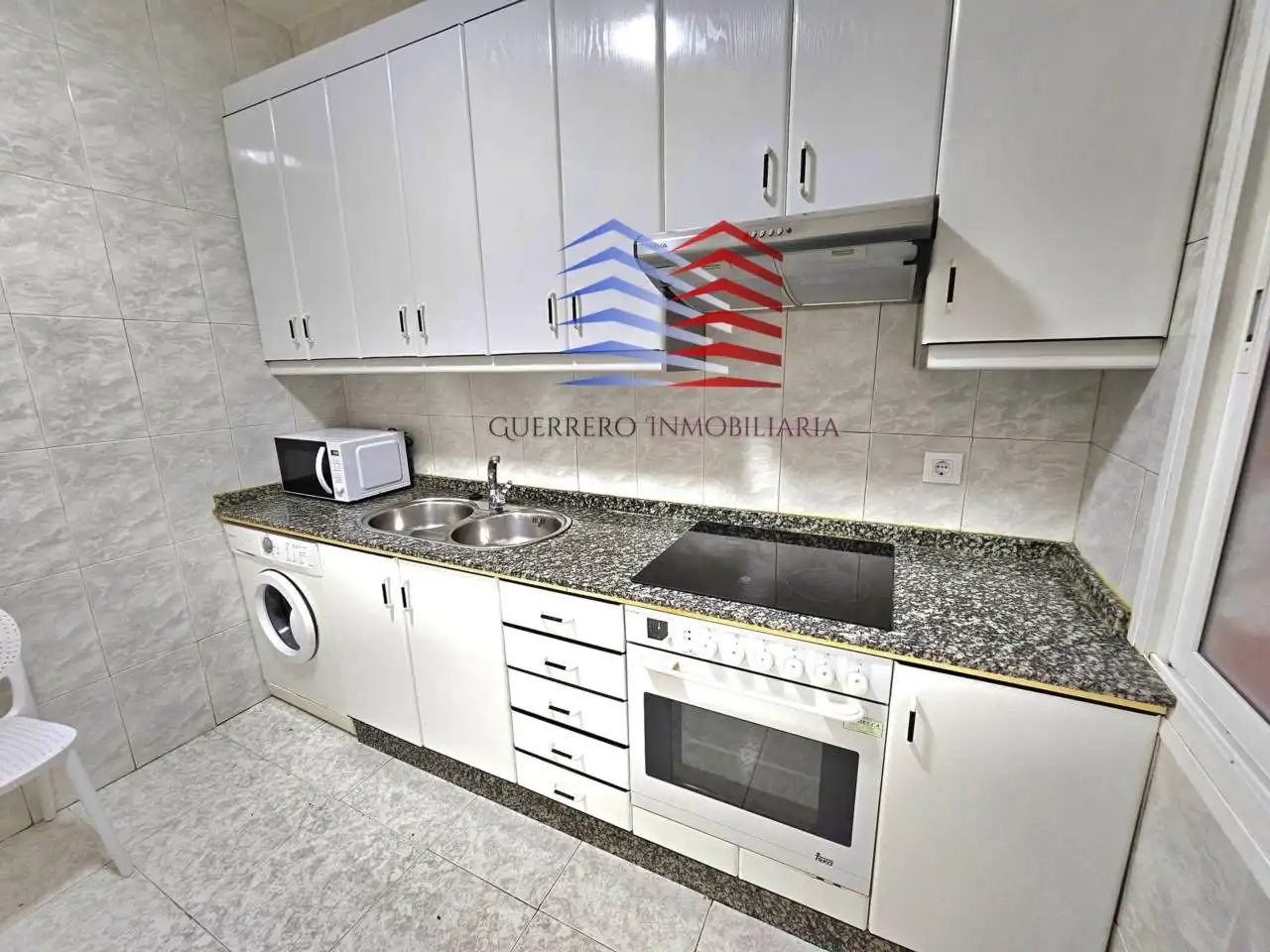 Cuina de Pis de lloguer en Ourense Capital  amb Calefacció, Terrassa i Moblat