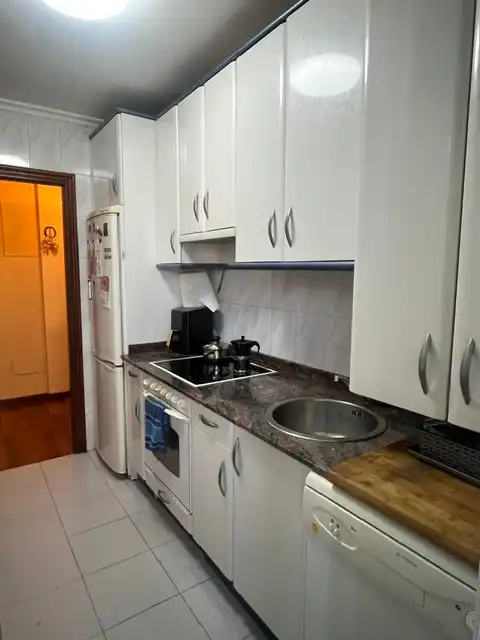 Cuina de Pis en venda en Santa Cruz de Bezana amb Calefacció, Moblat i Forn