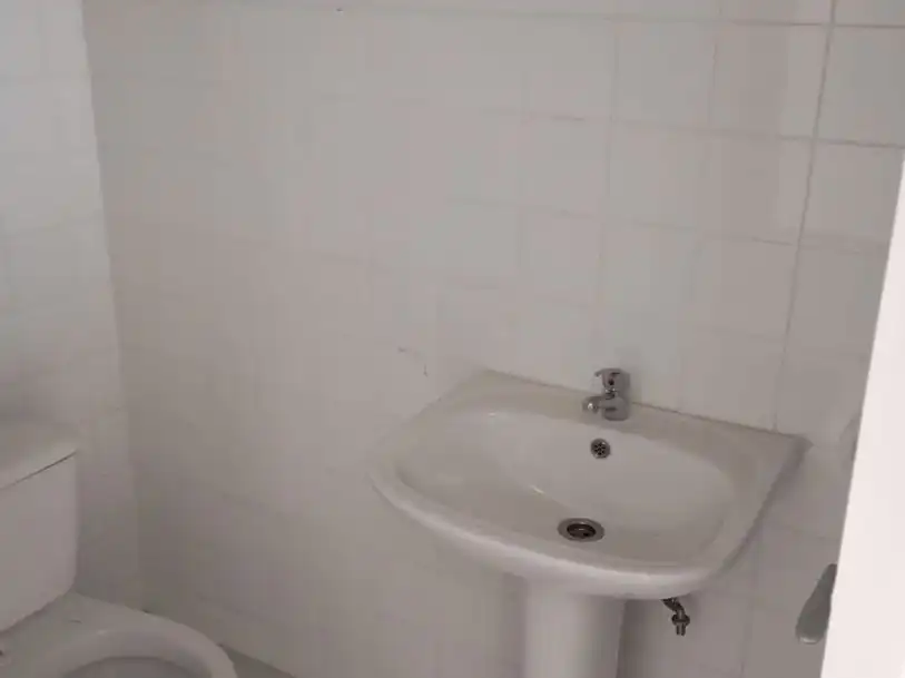 Bany de Local de lloguer en Cerdanyola del Vallès amb Parquet