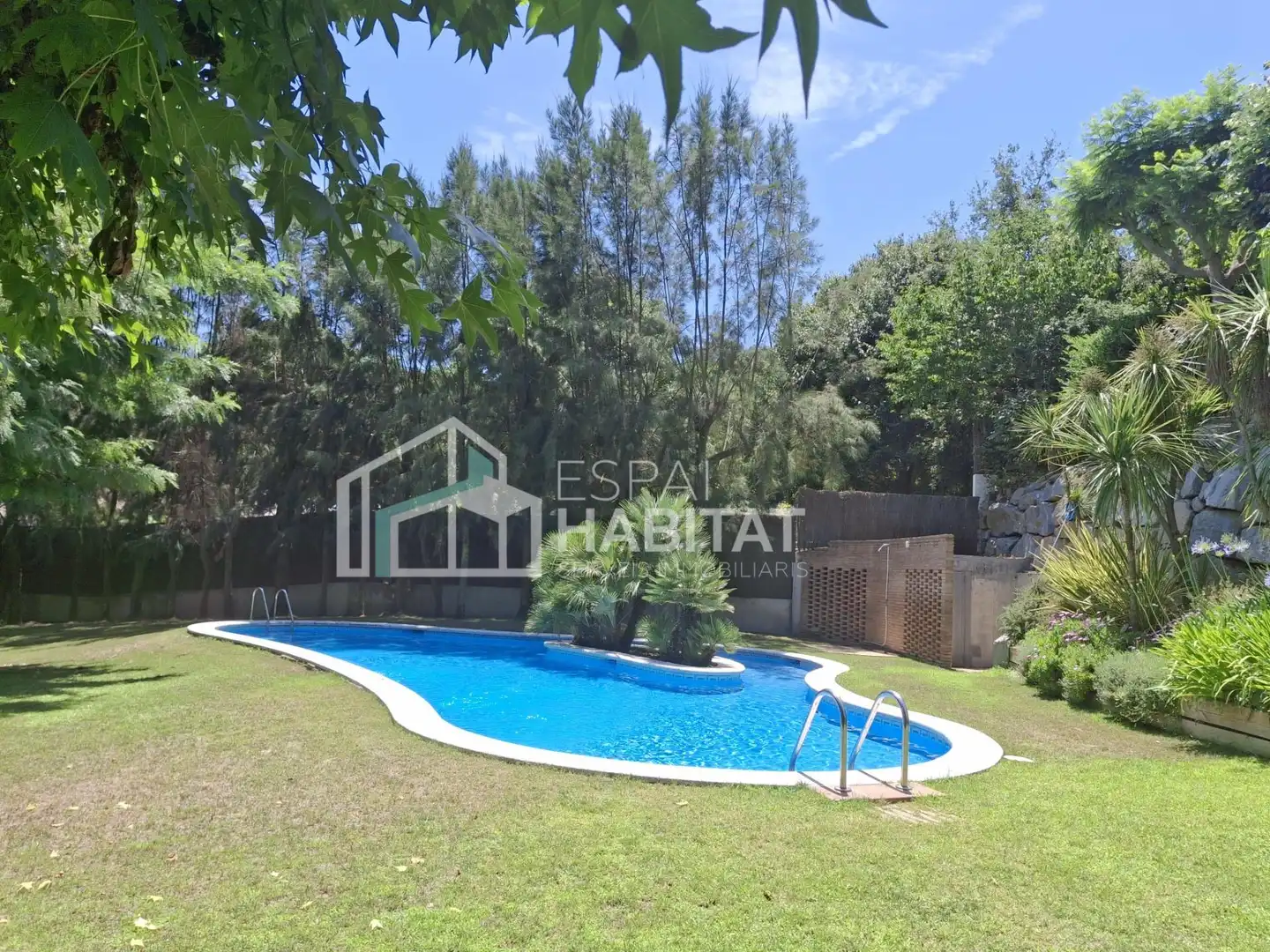 Piscina de Casa adosada de lloguer en Cabrils amb Calefacció, Jardí privat i Parquet