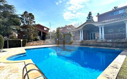 Piscina de Casa o xalet en venda en Cerdanyola del Vallès amb Aire condicionat, Calefacció i Jardí privat