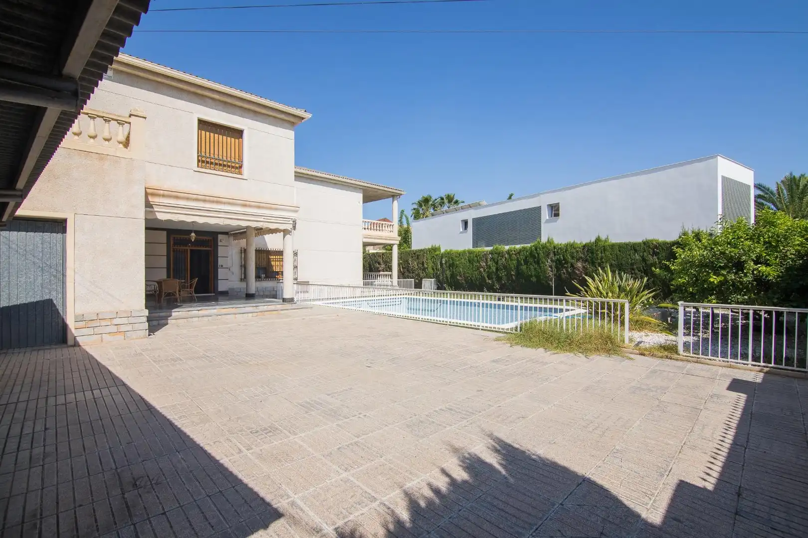 Vista exterior de Casa o xalet en venda en Elche / Elx amb Jardí privat, Terrassa i Piscina