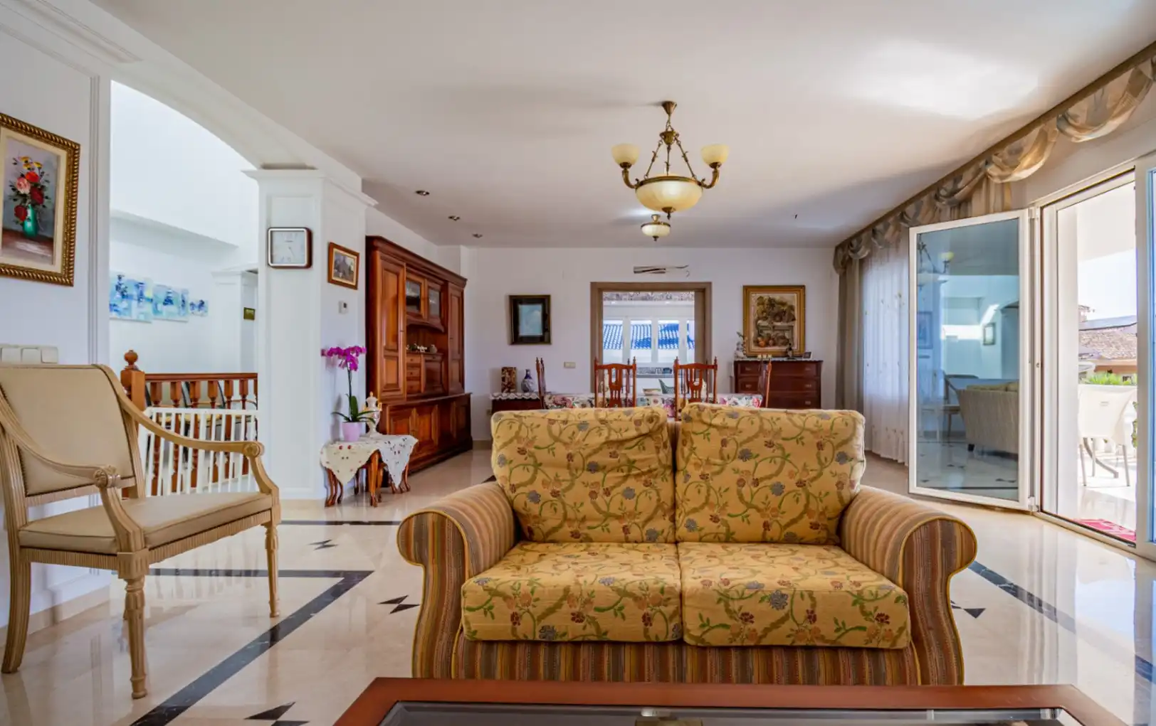 Sala de estar de Casa o chalet en venta en L'Alfàs del Pi con Aire acondicionado, Calefacción y Jardín privado