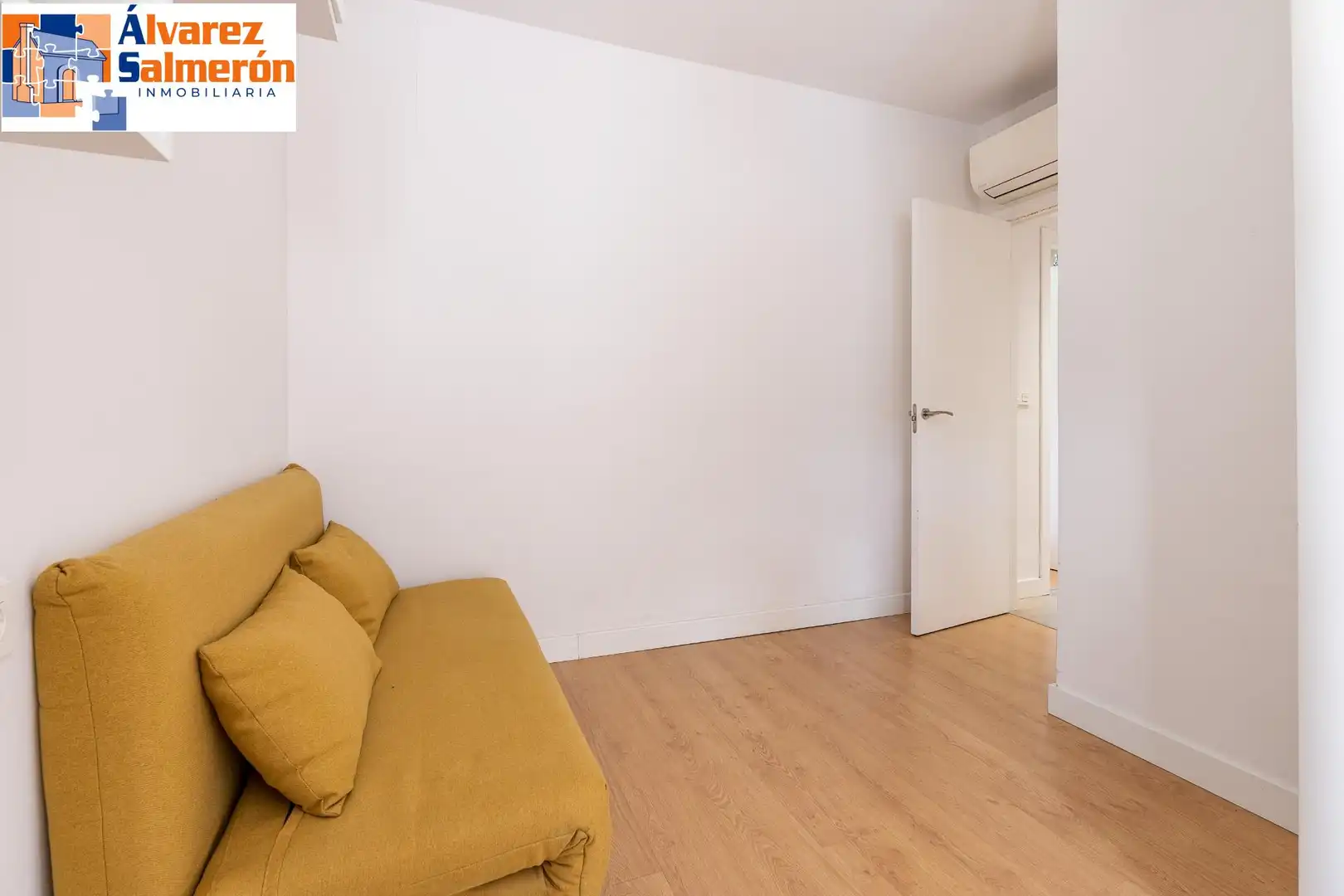Schlafzimmer von Einfamilien-Reihenhaus zum Verkauf in Granada mit Privatgarten und Balkon