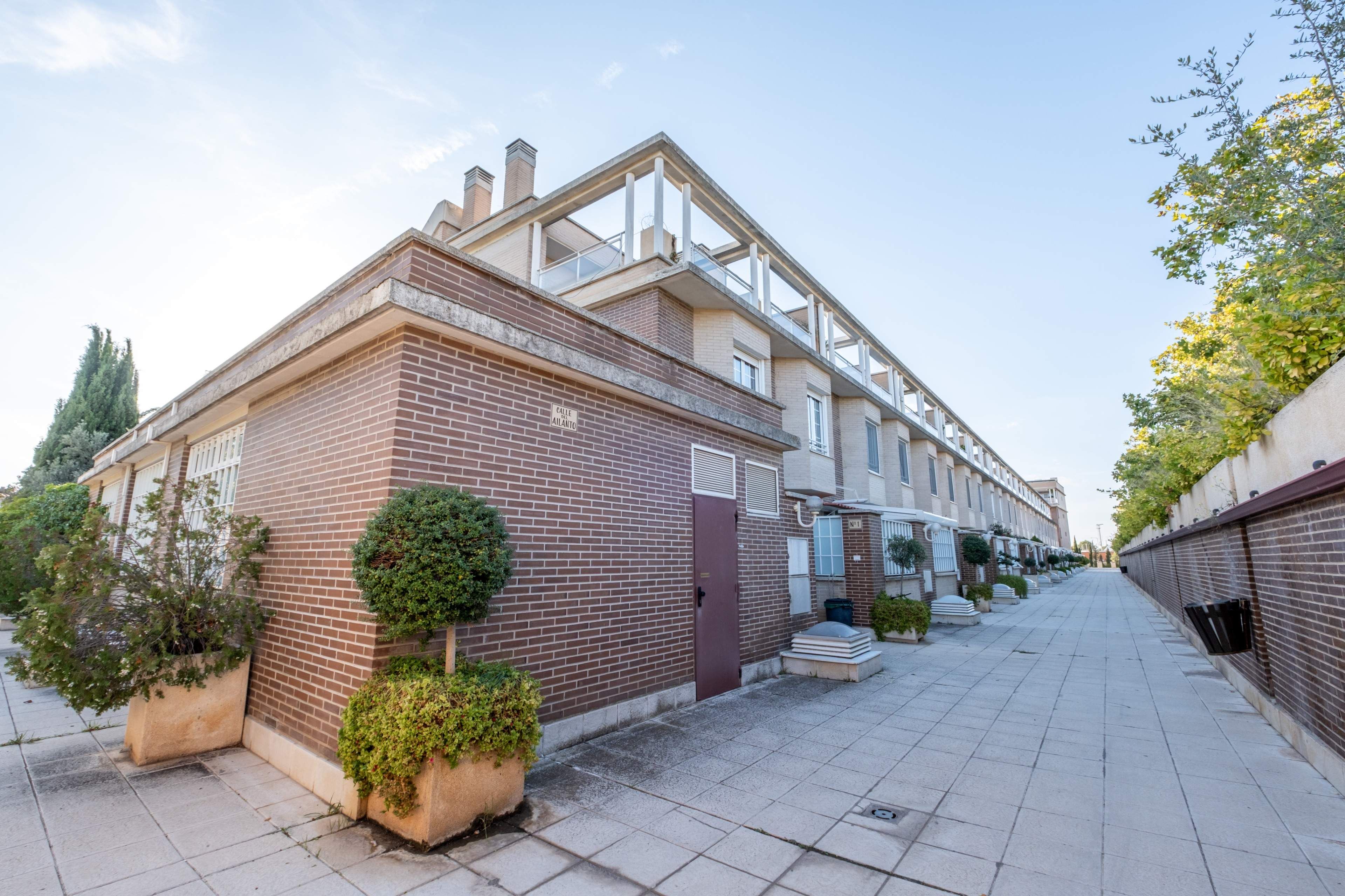 Vista exterior de Casa adosada en venda en  Zaragoza Capital amb Aire condicionat, Calefacció i Piscina comunitària
