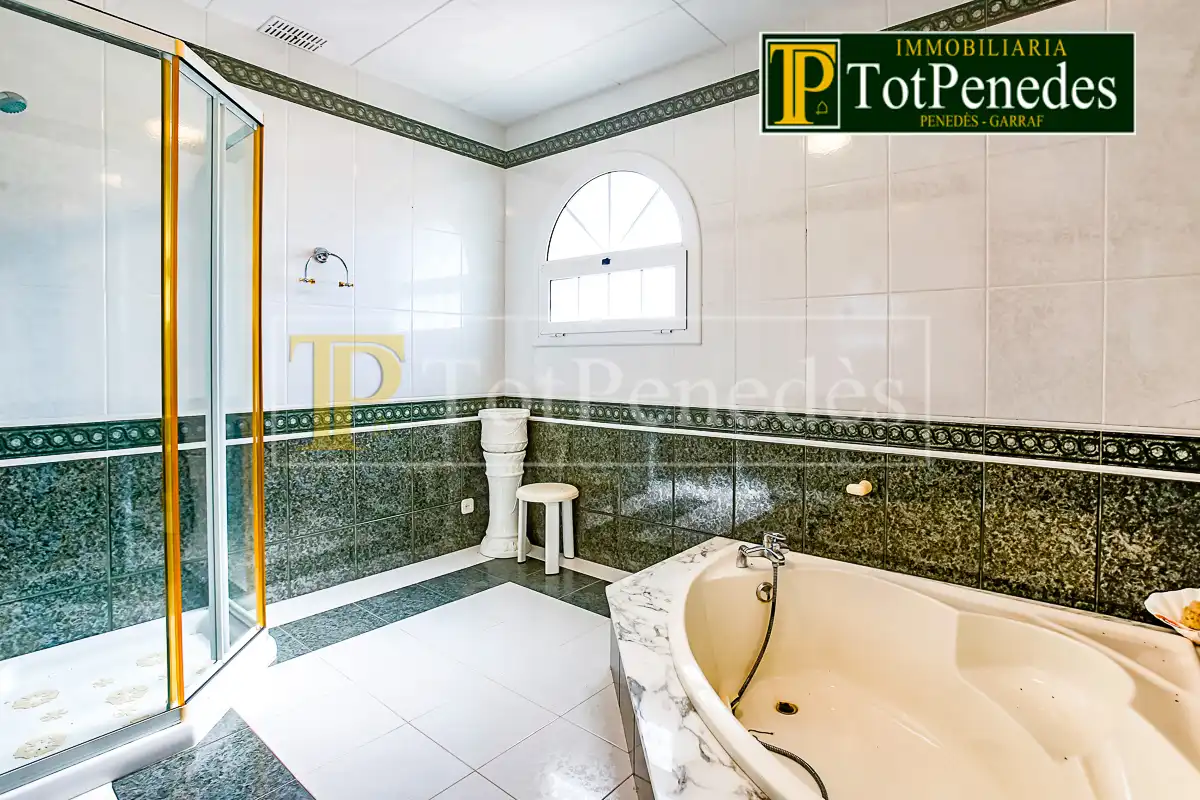 Badezimmer von Country house zur Miete in Font-rubí mit Klimaanlage, Heizung und Privatgarten
