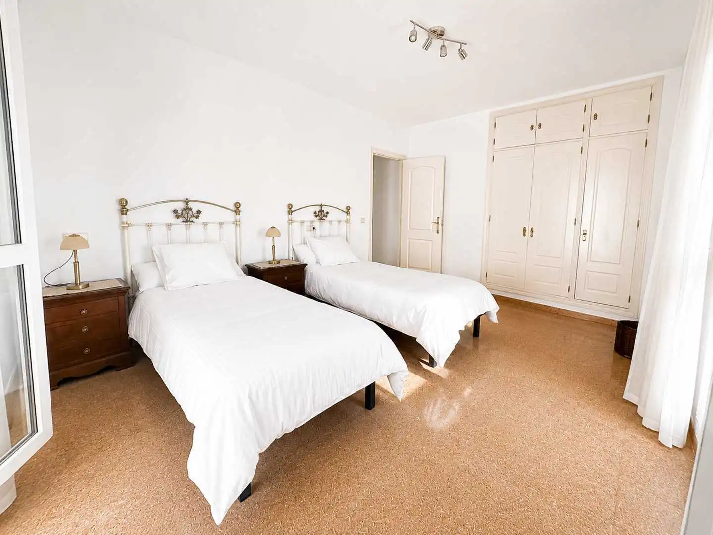 Schlafzimmer von Dachboden zur Miete in Manilva mit Klimaanlage, Terrasse und Möbliert