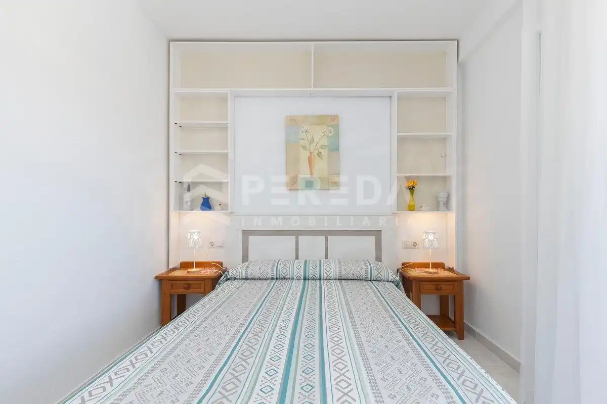 Schlafzimmer von Dachboden zum Verkauf in Roquetas de Mar mit Klimaanlage, Privatgarten und Möbliert