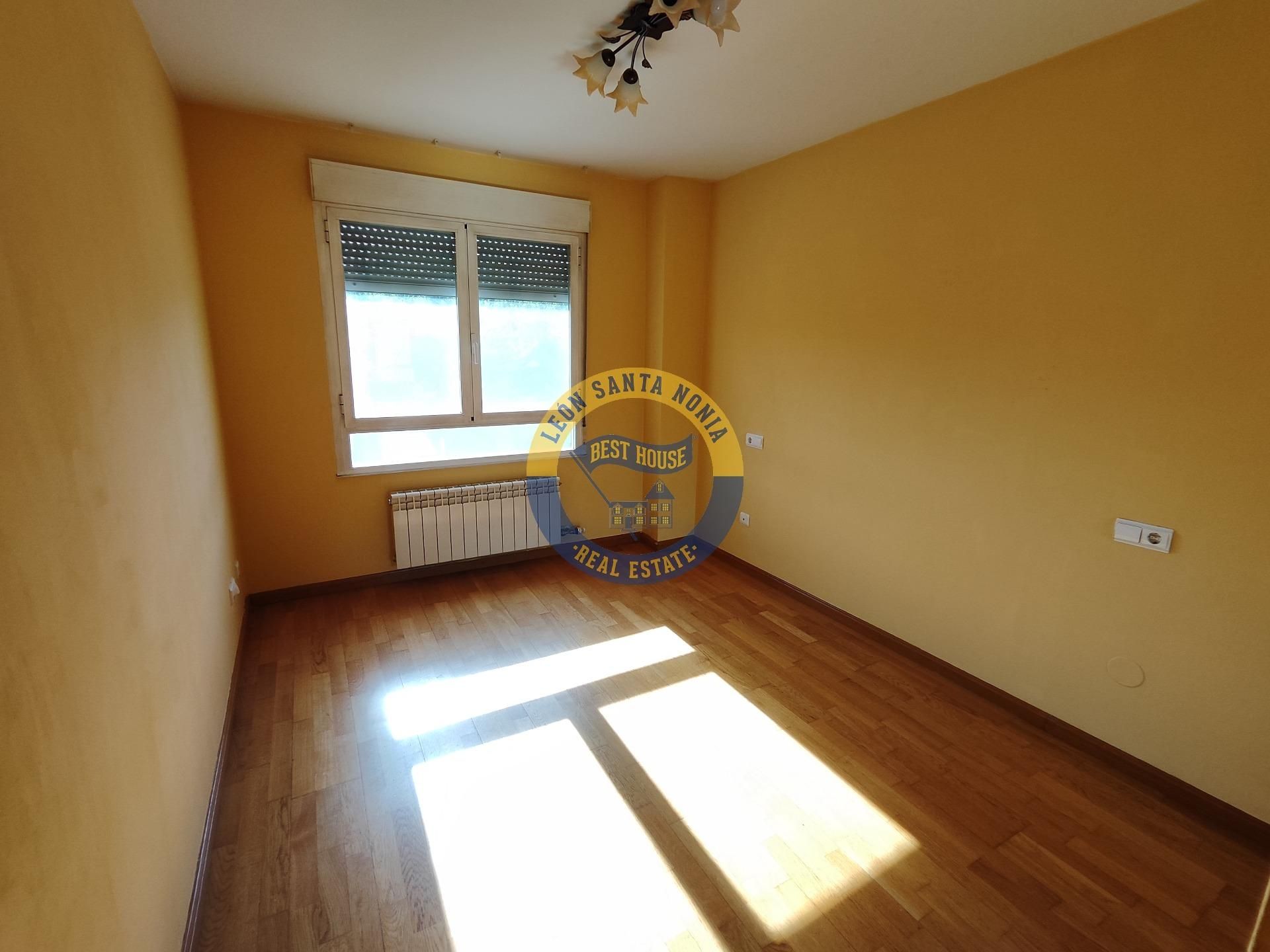 Bedroom of Flat for sale in Villaquilambre  with Heating, Terrace and Storage room