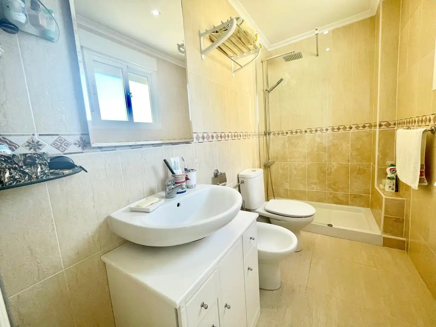 Baño de Apartamento de alquiler en Daya Nueva con Aire acondicionado, Piscina y Amueblado