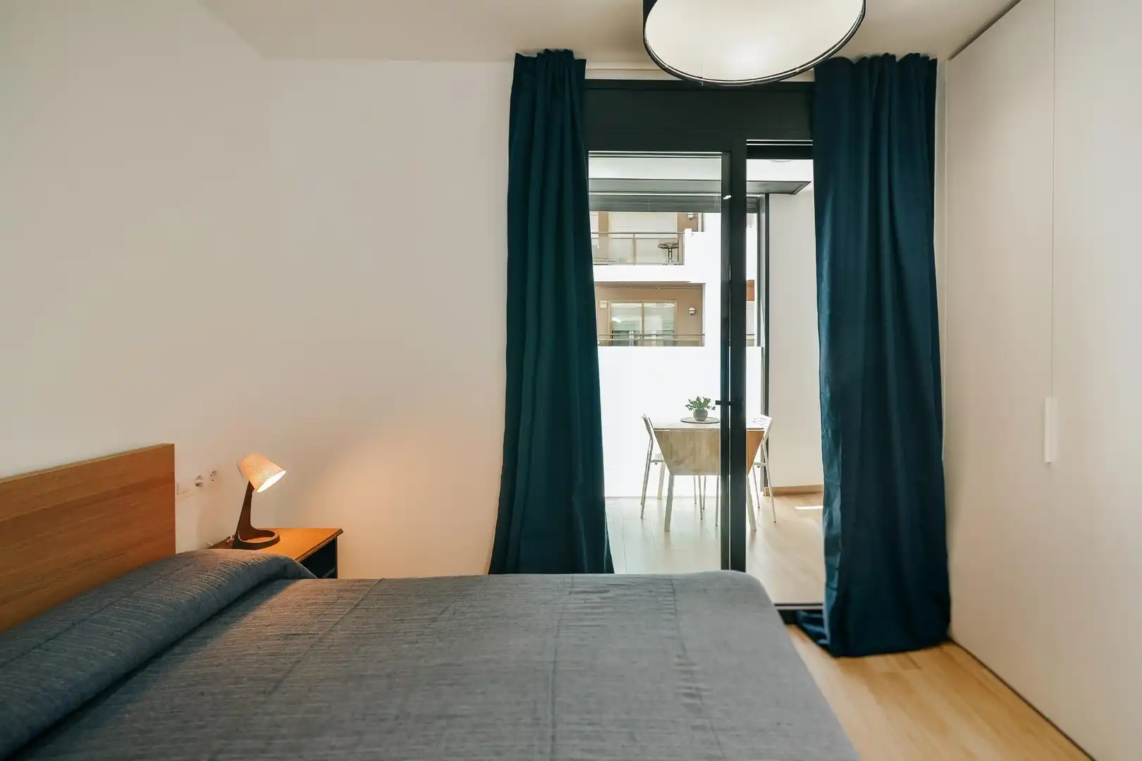 Schlafzimmer von Erdgeschoss zur Miete in Palamós mit Klimaanlage, Heizung und Terrasse