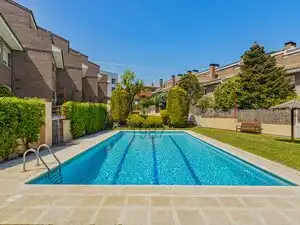 Piscina de Casa adosada en venta en Sant Cugat del Vallès con Aire acondicionado, Calefacción y Jardín privado