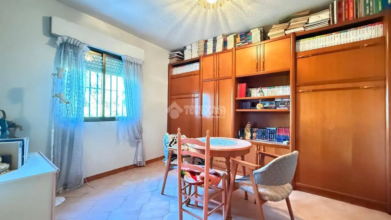 Habitación de Casa adosada en venta en Camarena con Calefacción, Trastero y Piscina comunitaria
