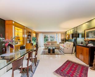 Sala d'estar de Casa adosada en venda en Majadahonda amb Terrassa