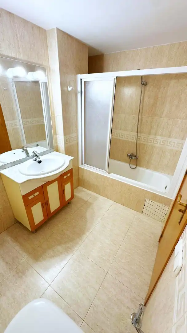 Baño de Apartamento en venta en Gandia con Amueblado, Balcón y Piscina comunitaria