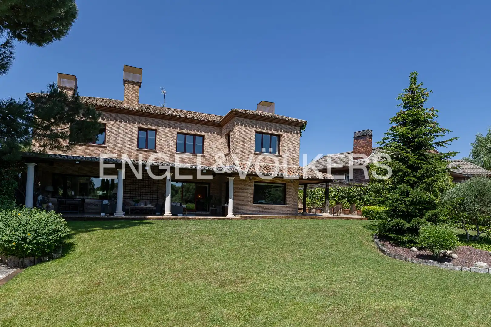 Vista exterior de Casa o xalet en venda en Majadahonda amb Calefacció, Jardí privat i Terrassa