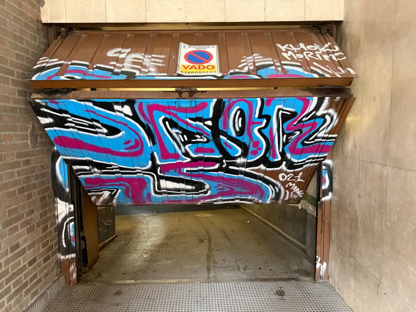 Exterior view of Garage for sale in Madrid