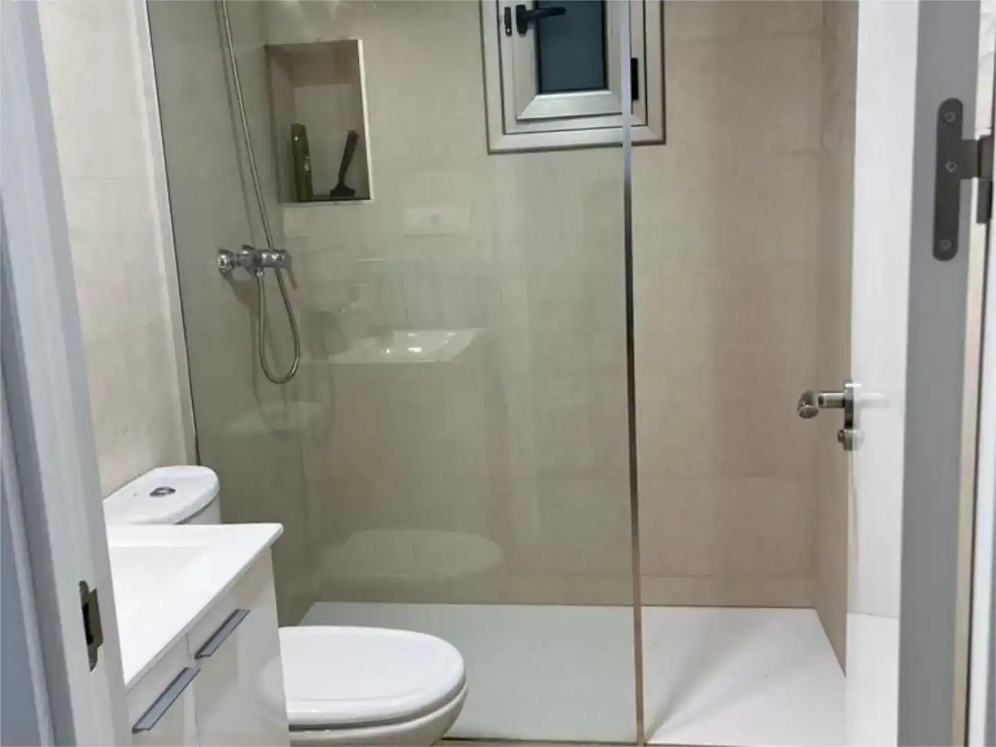 Baño de Piso para compartir en Almoines con Aire acondicionado, Amueblado y Balcón
